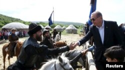 Төркия президенты Рәҗәп Тайип Эрдоган сайлаудан соң сериал төшерүче артистлар белән