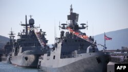 Новороссийск портундагы Деңиз-аскер күчтөр күнүнө арналган иш-чарага катышып жаткан аскердик кемелер. 30-июль, 2023-жыл. Архивдеги сүрөт.
