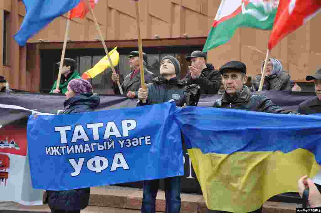 Украина байрагы. Чарада шулай ук "Слава Украине" дип кычкыручы булды. Халык аңа "Героям Слава" дип җавап кайтарды.