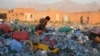 Un copil afgan lucrează într-o fabrică de reciclare a plasticului de la periferia orașului Mazar-i-Sharif.