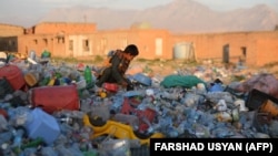Un copil afgan lucrează într-o fabrică de reciclare a plasticului de la periferia orașului Mazar-i-Sharif.