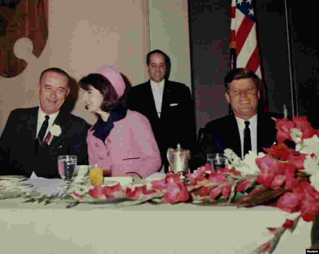 Presidenti John F. Kennedy, duke ngrënë mëngjes në Fort Worth, Texas, me nënpresidentin Lyndon Johnson dhe Zonjën e Parë, Jacqueline Kennedy, pak orë para vrasjes së tij, më 22 nëntor 1963.