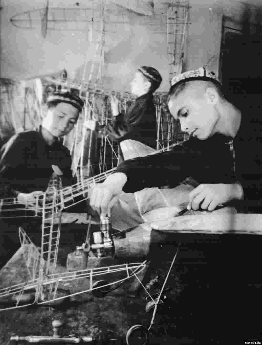 Ислам Каримов (справа) делает модель самолета. В 1940-х годах молодого Каримова, который позже возглавил узбекских коммунистов, а затем стал первым президентом Узбекистана, отдали в детский дом, затем забрали и отправили его туда вновь.