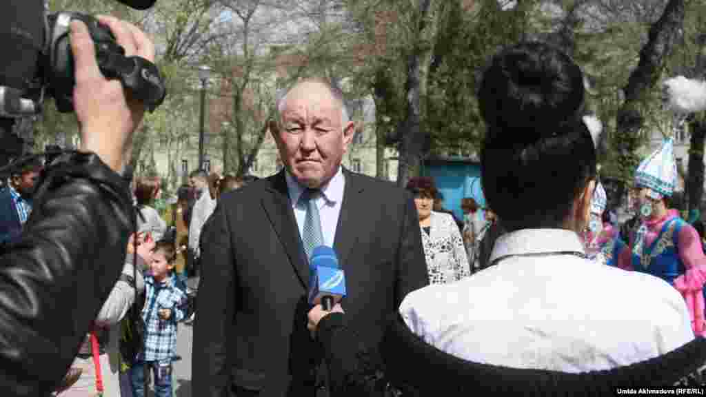 Өзбекстандағы Қазақ мәдениеті орталығы жетекшісі Хамза Холмуратов жергілікті телеарнаның біріне сұхбат беріп тұр. 