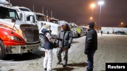 Властите са решили да не допуснат внасянето на туби с бензин за зареждане на камионите.