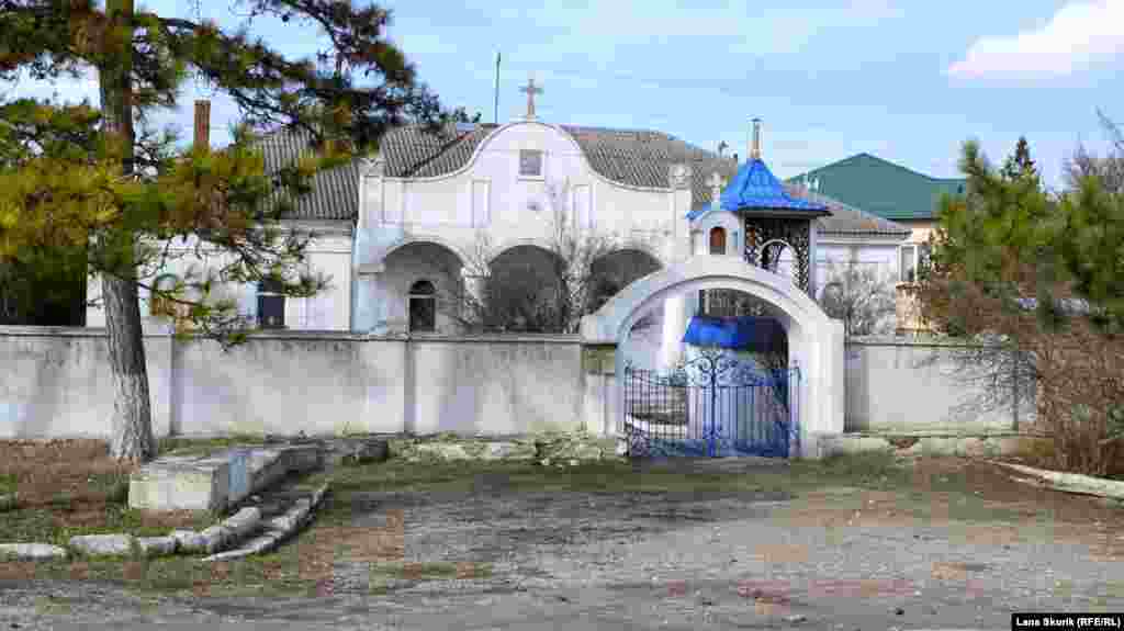 Тут же на площі православний храм ікони Божої Матері «Казанська». На вхідних воротах замок, до церкви можна потрапити лише під час проведення служб
