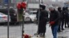Стихійний меморіал перед будівлею концертної зали «Крокус Сіті Хол», 23 березня 2024 року