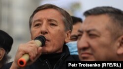 Кәсіпкер Болат Әбілов қаңтар қырғыны құрбандарын еске алуға арналған азалы митингіде сөйлеп тұр. Алматы, 13 ақпан 2022 жыл.
