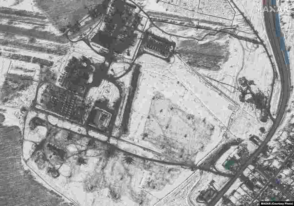 Как сообщает Satellite image ©2022 Maxar Technologies, на этом спутниковом снимке, сделанном 20 февраля, видно развертывание вертолетов, боевой группы и войск в городе Валуйки в России. Часть оборудования была развернута в поле примерно в 15 километрах к северу от границы России с Украиной