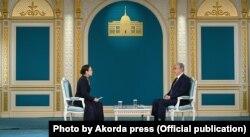 Қазақстан президенті Қасым-Жомарт Тоқаев Qazaqstan телеарнасына сұхбат беріп отыр. Ақорданың баспасөз қызметі жариялаған сурет. 17 ақпан, 2022 жыл.