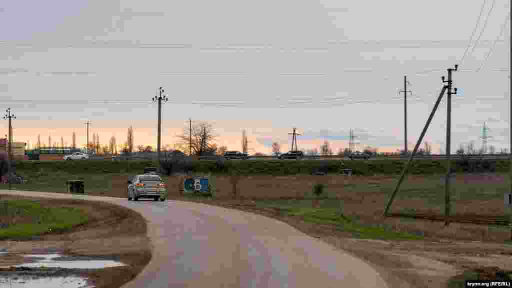 У Червоному вечоріє. На тлі заходу сонця – насип шосе Сімферополь-Саки