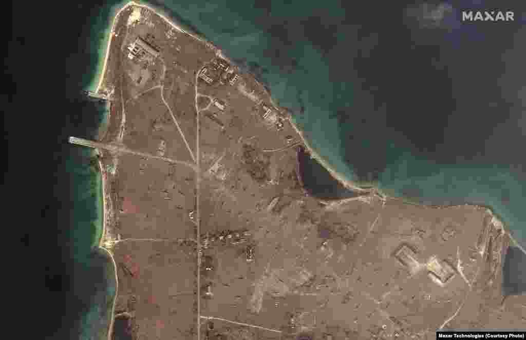 Вертолеты и войска у озера Донузлав в Крыму, 18 февраля 2022 года. Satellite image ©2022 Maxar Technologies
