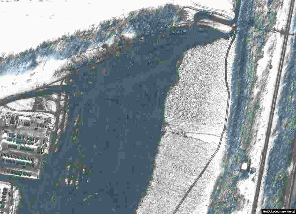 Как сообщает компания Satellite image ©2022 Maxar Technologies, на этом спутниковом снимке показано отправление войск и развертывание боевой группы в Солоти, Россия, 20 февраля 2022 года 