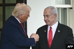 Дональд Трамп пожимает руку премьер-министру Израиля Биньямину Нетаньяху, который покидает покидает Белый дом. Вашингтон, 7 апреля 2025 года