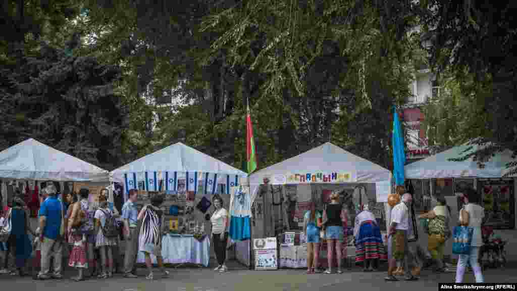 На ярмарке есть представители разных народов, в том числе белорусы, евреи, немцы, греки, крымские татары и караимы 