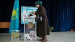 Мәжіліс және мәслихаттар сайлауына дауыс беріп тұрған әйел. Алматы, 20 наурыз 2016 жыл.