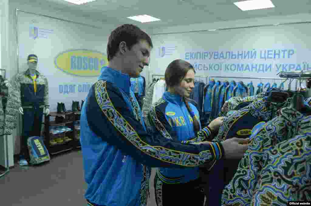 Украиннар илнең әләмендәге зәңгәр һәм сары төсләрдә.