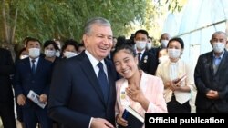 Президент Узбекистана Шавкат Мирзиёев на встрече с гражданами в Бозатауском районе, в десятках километров от Нукуса, столицы автономной республики Каракалпакстан. 21 сентября 2021 года