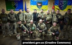 Президент України Володимир Зеленський з військовослужбовцями на прифронтовій Харківщині. Куп’янськ, 18 листопада 2024 року
