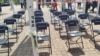 Šesnaest praznih stolica za 16 žrtava urušavanja nadstrešnice Željezničke stanice, šest meseci nakon tragedije, 1. maja 2025.