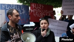 Գազի սակագնի սպասվող բարձրացման դեմ բողոքի ակցիան կառավարության շենքի դիմաց, Երեւան, 16-ը մայիսի, 2013թ.