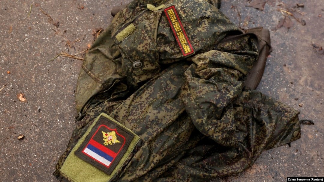 Российская военная форма на дороге в Киевской области. Апрель 2022 года