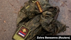 Русиянең ныгытылган хәрби техника колоннасы юк ителгәннән соң юлда ятучы хәрби форма. Апрель 2022 ел

