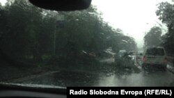 Невреме го погоди Скопје. Паднато дрво на булеварот Илинденска.