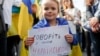 Дівчинка з плакатом під час мітингу біля Верховної Ради України. Цього дня депутати ухвалили закон про українську мову. Київ, 25 квітня 2019 року
