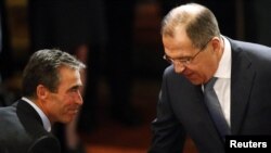 Андерс Фоґ Расмуссен (л), на фото разом із міністром закордонних справ Росії Сергієм Лавровим (п), Мюнхен, 2 лютого 2013 року