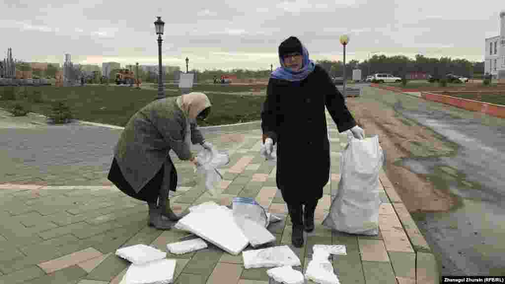 Директор Дворца бракосочетания в Актобе Валентина Мамбетова собирает мусор на улице, прилегающей к месту ее работы.