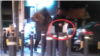 Na video snimku navodni “ruski obaveštajac” (desno) u rukama nosi plastičnu kesu koju kasnije daje “srpskom agentu” (levo).