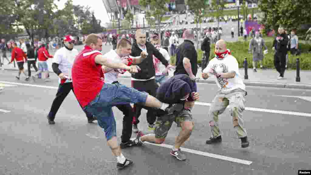 Poljska - Tuča ruskih i poljskih navijača, Varšava, 12. juni 2012. Foto: REUTERS / Jerzy Dudek