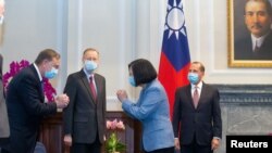 Թայվանի նախագահ Ցայ Ին Վենն ընդունել է ԱՄՆ առողջապահության նախարար Ալեքս Ազարին, Թայբեյ, 10 օգոստոսի, 2020թ. 
