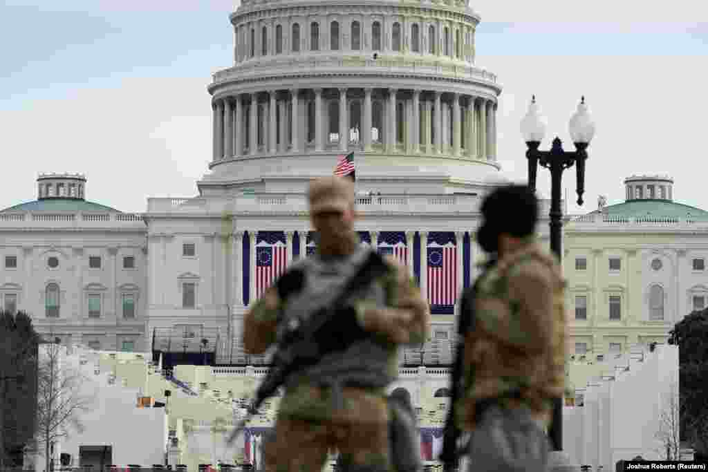 Membrii Gărzii Naționale stau de pază în fața Capitoliului SUA înainte de învestirea în funcție a președintelui ales al SUA, Joe Biden, la Washington, SUA,17 ianuarie 2021.