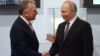 Президент Росії Володимир Путін тисне руку представникові президента США Дональда Трампа Стіву Віткоффу під час зустрічі в Санкт-Петербурзі, 11 квітня 2025 року