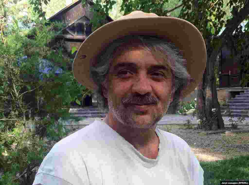 Независимый режиссёр и продюсер Толик Гадомамадов. Известен документальными фильмами об уникальных традициях сельских жителей памирских селений. Его фильм “В капле воды – весь мир” получил специальный приз жюри «За отражение национальных обрядов» на кинофестивале в Уфе в конце 2015 года. 