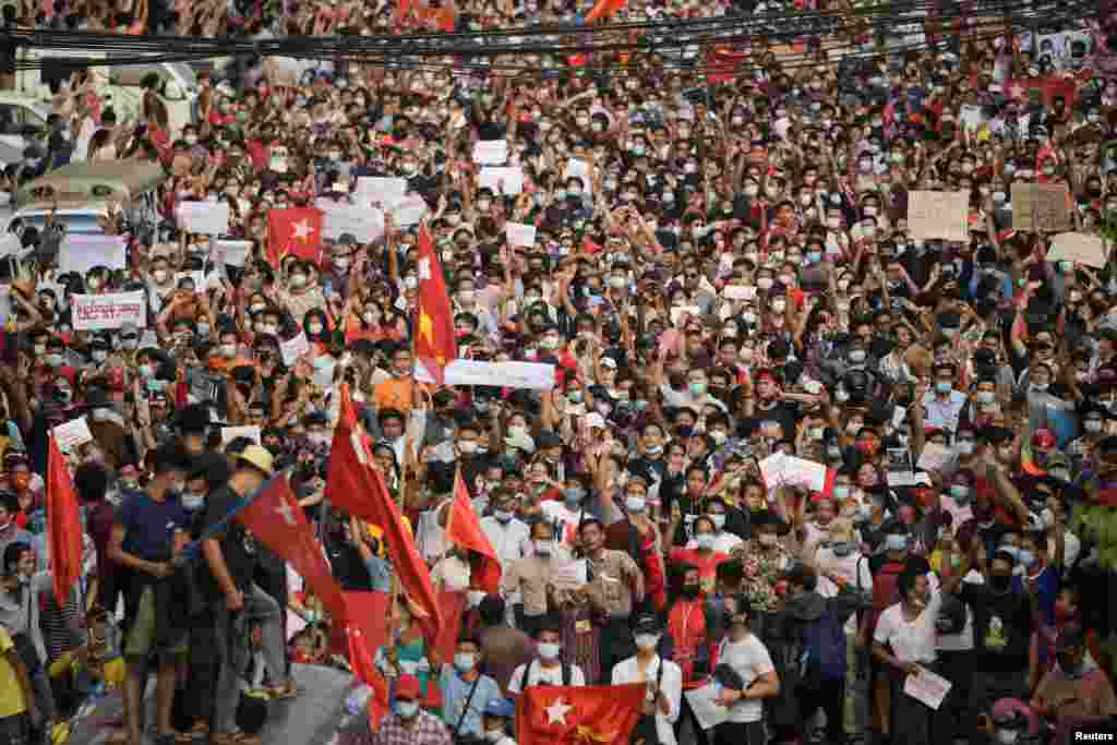 Demonstruesit protestojnë kundër grushtit të shtetit ushtarak dhe kërkojnë lirimin e udhëheqëses së zgjedhur Aung San Suu Kyi, në Yangon, 6 shkurt, 2021. (REUTERS/Stringer)