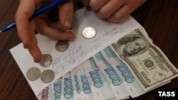 Для тех, кто хранит свои деньги в долларах, падение этой валюты ниже 28 рублей - опасный сигнал