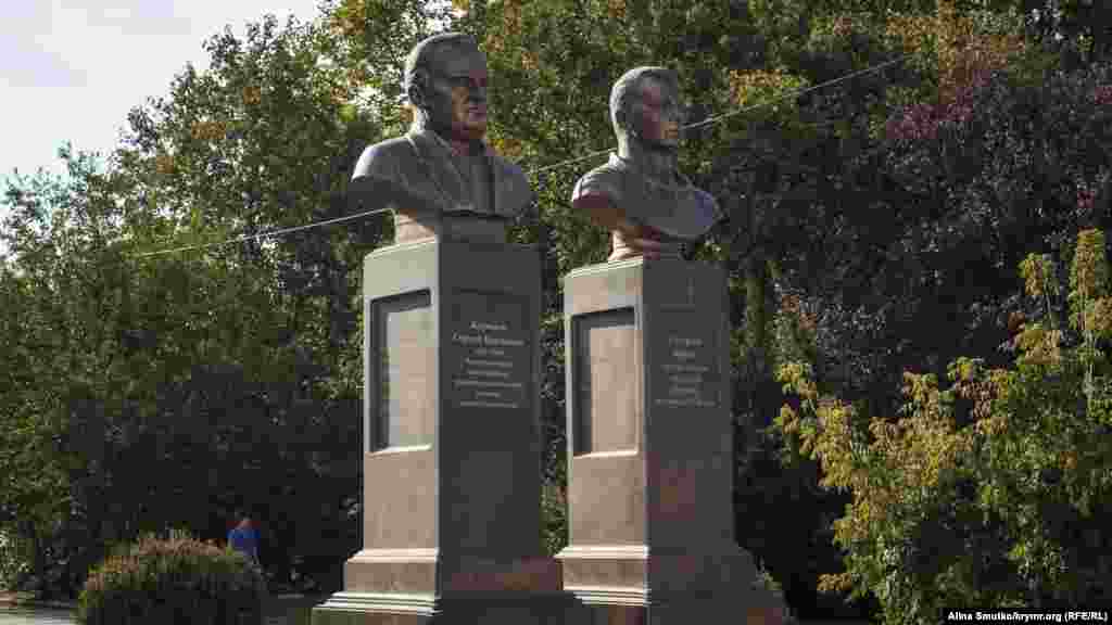 Бюст Сергія Корольова і Юрія Гагаріна в Сімферополі. Ці пам'ятні знаки встановили поблизку кінотеатру «Космос» 2015 року. Пам'ятник першому космонавту планували звести ще до 50-річчя першого польоту людини в космос 2011 року, але тоді на це не вистачило коштів
