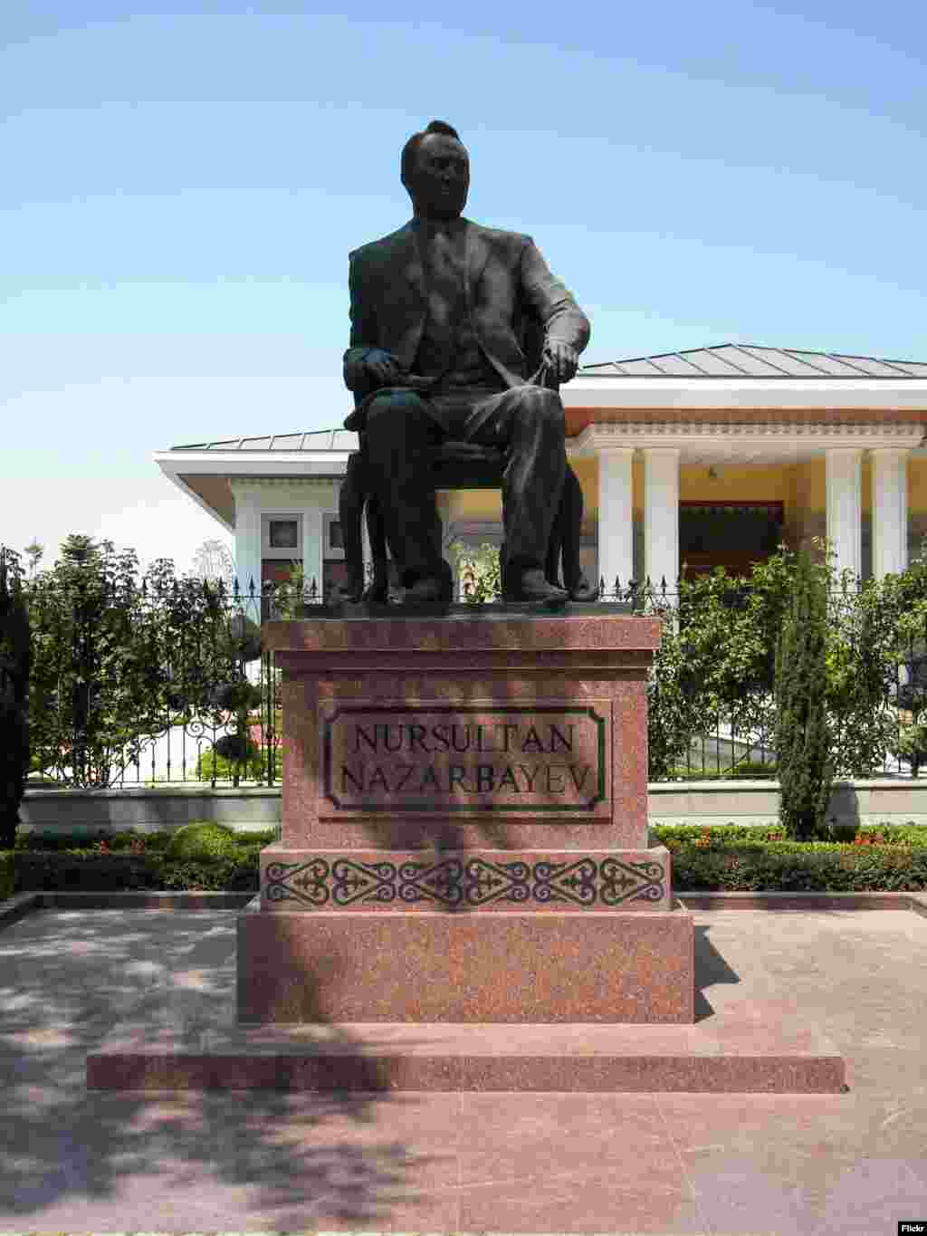 Нұрсұлтан Назарбаевтың Анкарада 2010 жылы қойылған ескерткіші. 