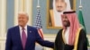 Президент США Дональд Трамп и наследный принц Саудовской Аравии Мухаммед бин Салман во время встречи в Королевском дворце в Эр-Рияде. 13 мая 2025 года