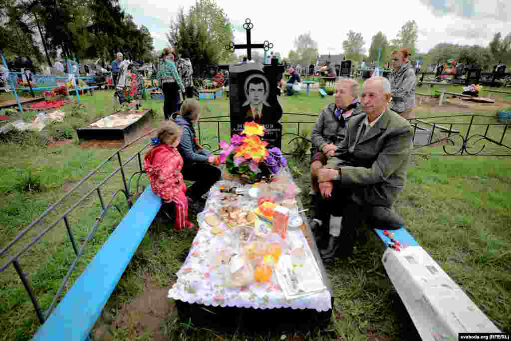 Валянціна Міхайлаўна і Віктар Яфімавіч нядаўна адсьвяткавалі «залатое вясельле». На могілках у Высокім у іх пахаваны сын, які памёр ад сардэчнага прыступу.