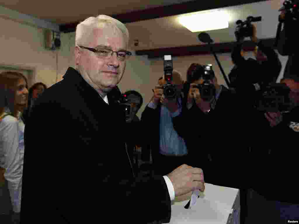 Predsjednik Hrvatske Ivo Josipović na biralištu u Zagrebu, 4. prosinac 2011.