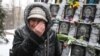 <p>Seara de 18 februarie 2021, în fața monumentului din Kiev dedicat martirilor represaliilor din timpul Euromaidanului (Cei o sută de martiri). O femeie aduce onoruri celor 104 persoane ucise în timpul demonstrațiilor anti-guvernamentale din 2014&nbsp;</p>

