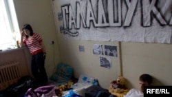 Belarus -- hunger strike of young activists in Minsk, 11may2009