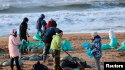 На берегу Черного моря после разлива топлива