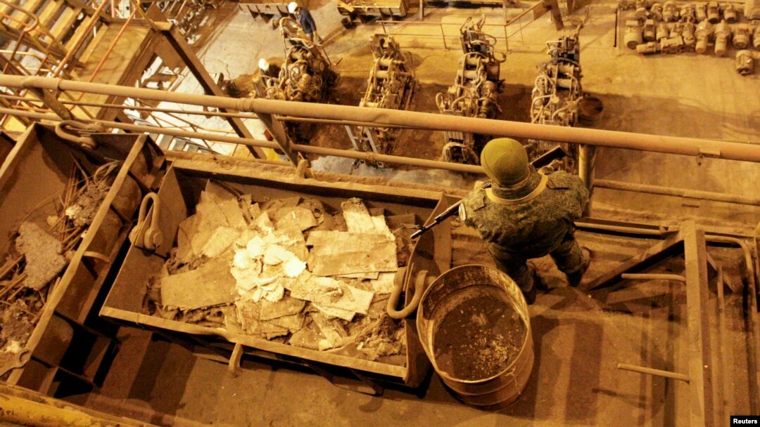 Боевик на посту во время визита главаря группировки «ДНР» Александра Захарченко на Юзовский металлургический завод в оккупированном Донецке, март 2017 года