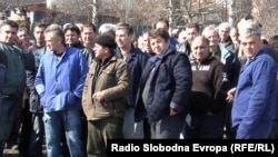 Архивска фотографија: Работници во кичевската фабрика за производство на челични далекуводи, подружница на ЕМО од Охрид