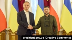 Уладзімір Зяленскі (справа) на сустрэчы з Анджэем Дудам 23 жніўня 2022 году